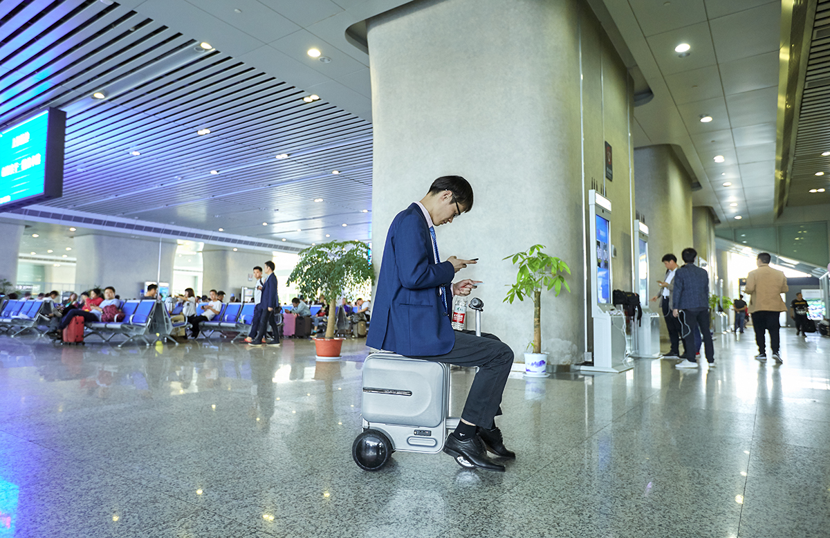 Airwheel SE3 motorized suitcase